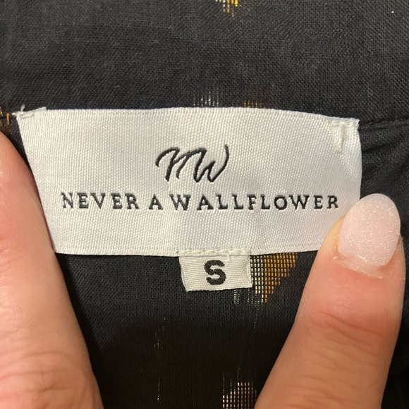 Never A Wallflower Black Heart of Gold Elastic Sleeve Top - Picture 6 of 9